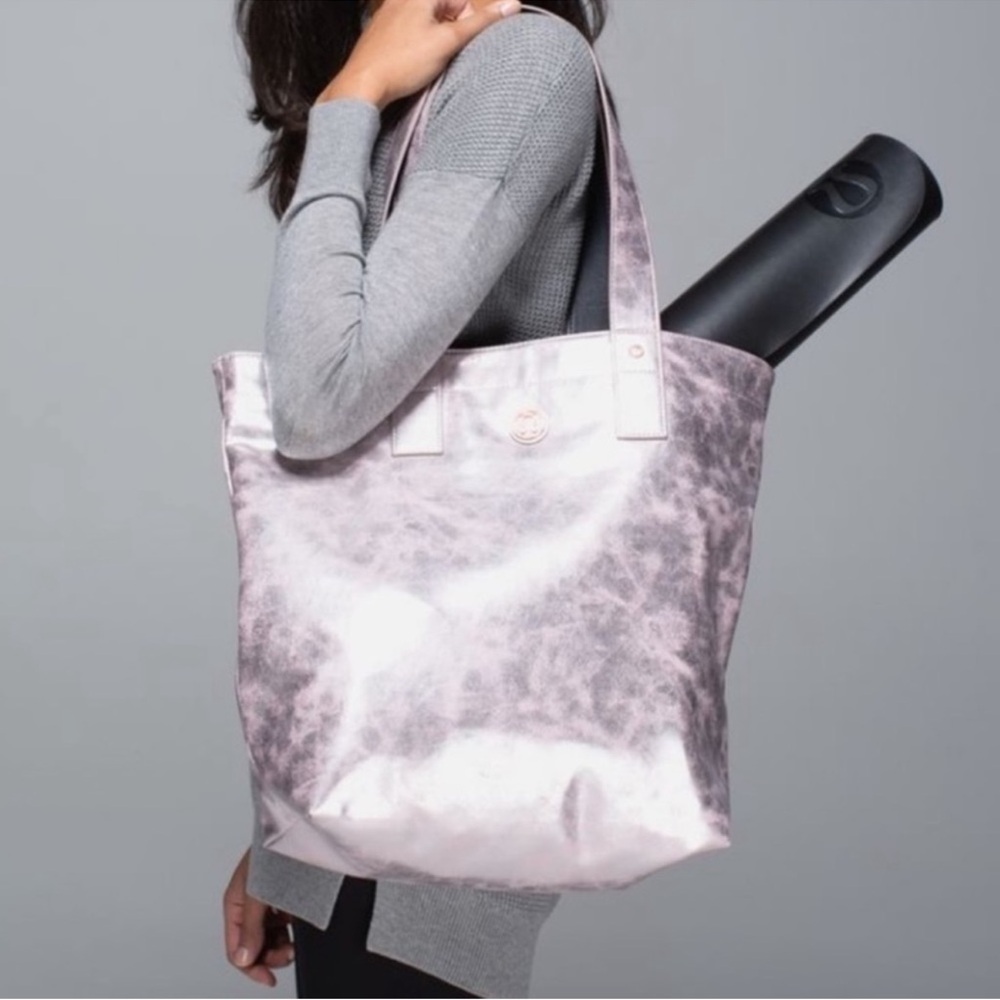 Lululemon Mantra Tote
Neutral Blush / Deep Coal